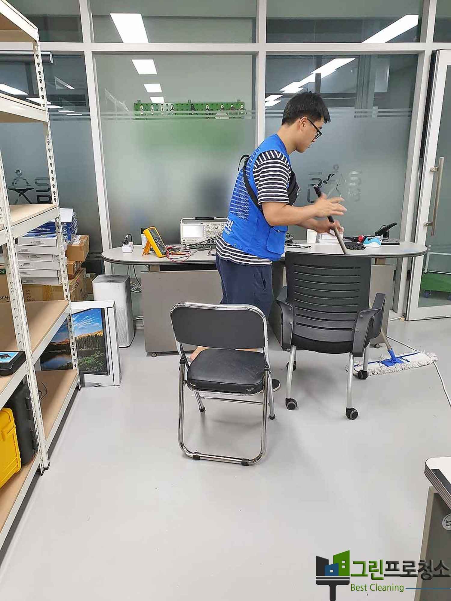 창틀 및 복도 청소 전후 비교 이미지