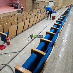 표면 청소 작업중입니다.