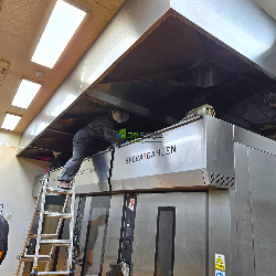 안전 장비 착용 작업중입니다.